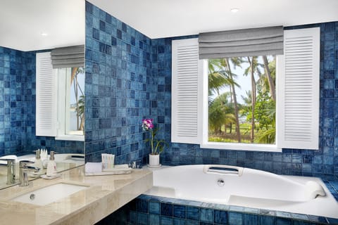 Avani Ocean View Suite | Bathroom | Shower, rainfall showerhead, free toiletries, hair dryer