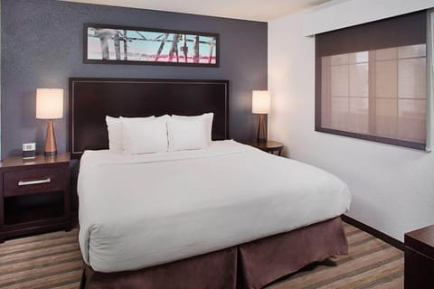 Premium bedding, in-room safe, desk, laptop workspace