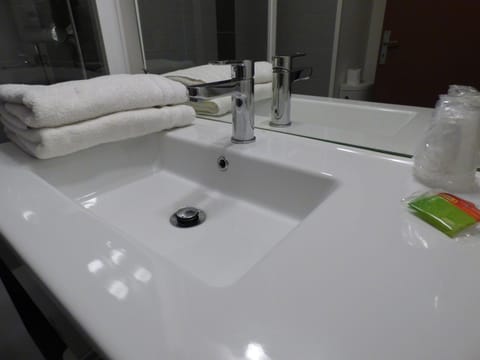 Standard Room, 2 Twin Beds | Bathroom | Hair dryer, towels