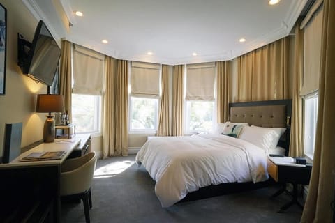 Standard Room, 1 Queen Bed, Non Smoking | Frette Italian sheets, premium bedding, down comforters, pillowtop beds