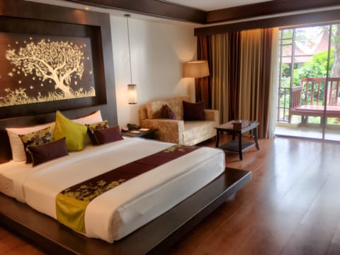 Deluxe Room | Minibar, in-room safe, desk, soundproofing