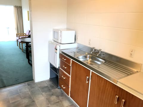 Studio (Budget for 2) | Private kitchenette | Fridge, microwave, coffee/tea maker, electric kettle