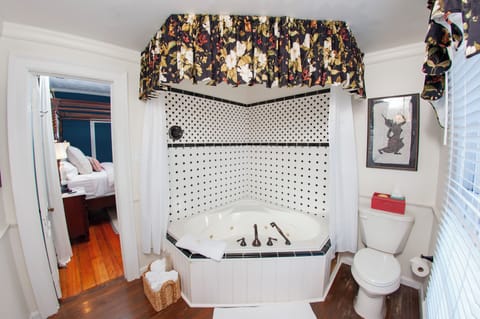 Deluxe Room, 1 Queen Bed (Magnolia Suite) | Bathroom | Combined shower/tub, free toiletries, hair dryer, towels