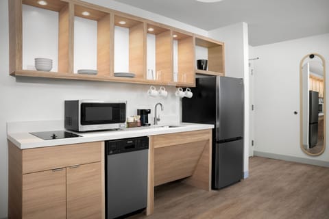 Full-size fridge, microwave, stovetop, dishwasher