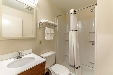 Combined shower/tub, towels