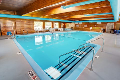 Indoor pool, sun loungers