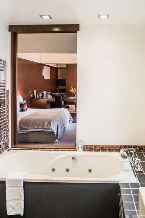 Suite with Spa Bath | Bathroom | Free toiletries, hair dryer, bathrobes, slippers