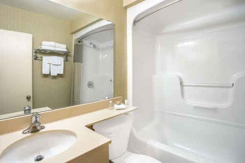 Combined shower/tub, free toiletries, hair dryer, towels