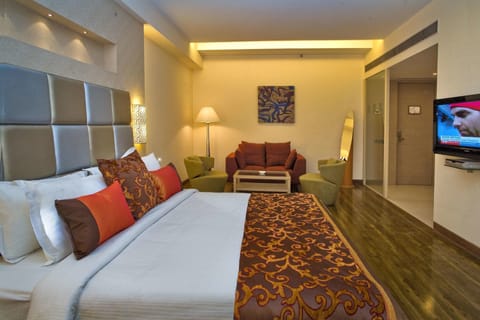 Executive Room | Premium bedding, in-room safe, desk, iron/ironing board