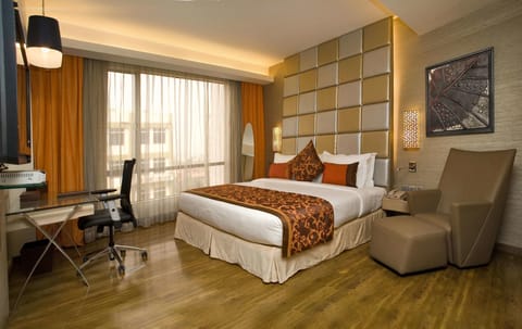 Suite | Premium bedding, in-room safe, desk, iron/ironing board