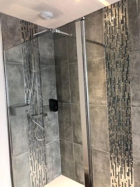 City Apartment | Bathroom shower