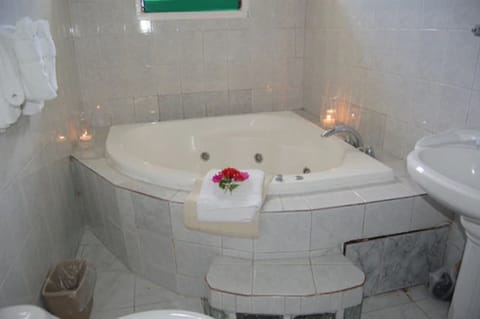 Honeymoon Suite | Jetted tub