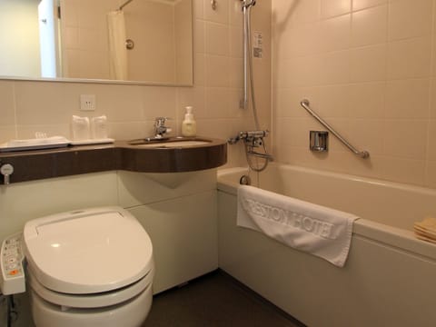 Combined shower/tub, free toiletries, hair dryer, slippers