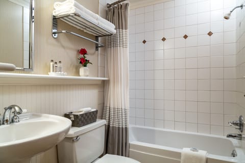 Combined shower/tub, free toiletries, hair dryer, towels