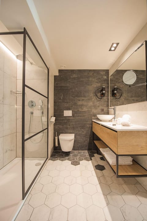 Deluxe Suite | Bathroom | Free toiletries, hair dryer, towels