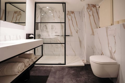Junior Suite Superior | Bathroom | Free toiletries, hair dryer, towels