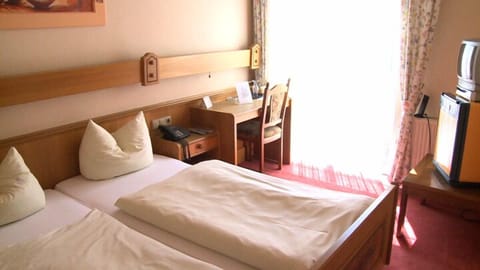 Double Room | Desk, blackout drapes, free WiFi, bed sheets