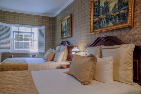 Luxury Suite, 1 Queen Bed | Premium bedding, Tempur-Pedic beds, minibar, in-room safe