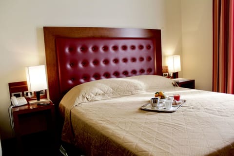 1 bedroom, hypo-allergenic bedding, down comforters, minibar