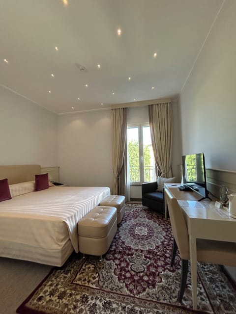 Junior Room | Hypo-allergenic bedding, down comforters, minibar, in-room safe