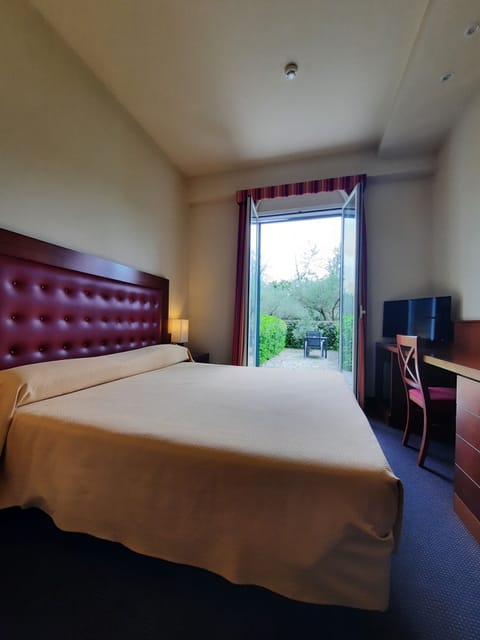 1 bedroom, hypo-allergenic bedding, down comforters, minibar