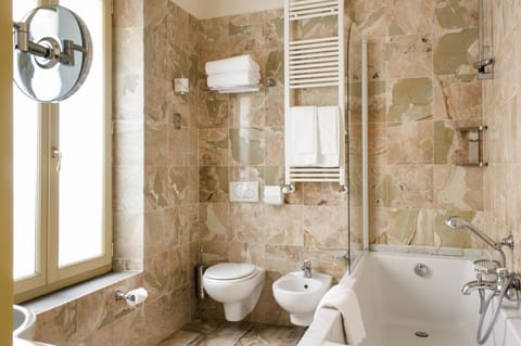 Camera Doppia Piccola | Bathroom | Designer toiletries, hair dryer, slippers, bidet