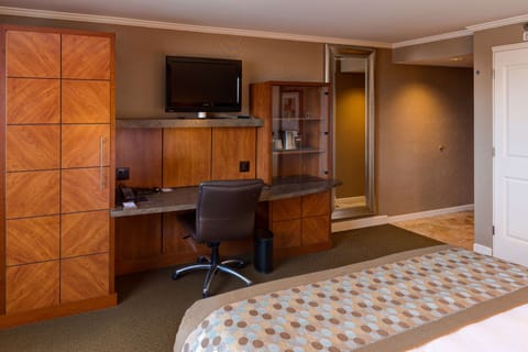 Junior Suite, 1 King Bed | Premium bedding, pillowtop beds, in-room safe, desk