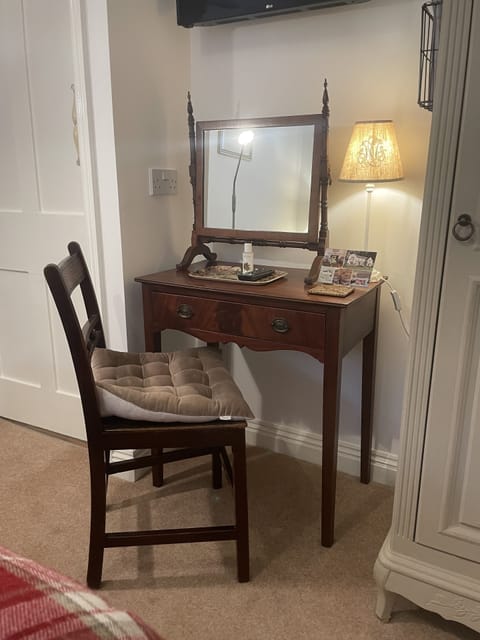 Double Room, Ensuite (Room 7) | Individually decorated, iron/ironing board, free WiFi, bed sheets