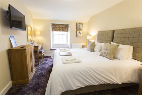 Standard Twin Room, Ensuite | Desk, blackout drapes, iron/ironing board, free WiFi