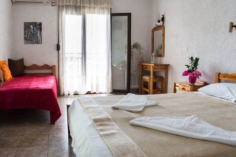 Triple Room | In-room safe, soundproofing, free WiFi