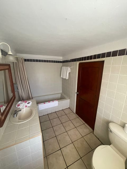 Comfort Room | Bathroom | Combined shower/tub, free toiletries, towels