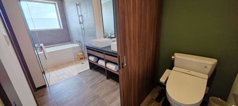 Presidential Suite, Multiple Beds, Non Smoking | Bathroom | Free toiletries, hair dryer, bidet, towels