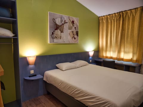 Triple Room | Desk, laptop workspace, free cribs/infant beds, free WiFi