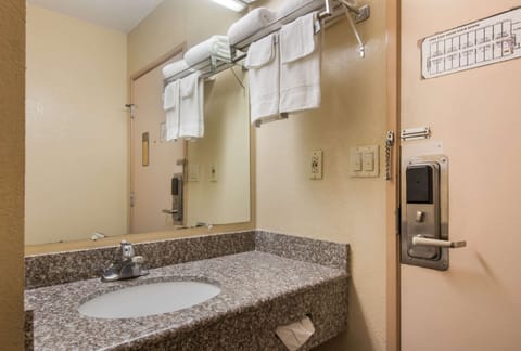 Combined shower/tub, hair dryer, towels