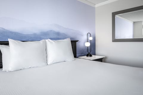 Deluxe Room, 1 King Bed, Non Smoking | Premium bedding, in-room safe, laptop workspace, blackout drapes