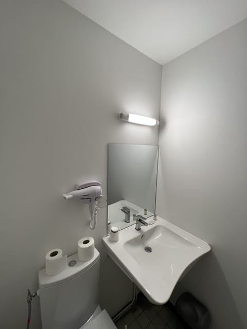 Single Room, Accessible | Bathroom | Shower, free toiletries, slippers, towels