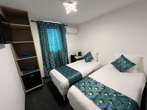 Twin Room with Shower | Soundproofing, free WiFi, bed sheets, wheelchair access