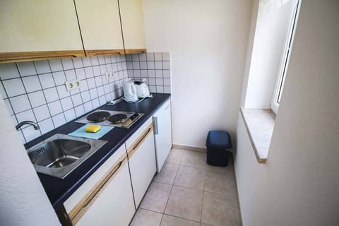 Twin Room | Private kitchen | Fridge, stovetop, coffee/tea maker, electric kettle