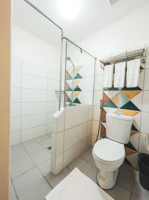 Family Room | Bathroom | Shower, free toiletries, hair dryer, bidet