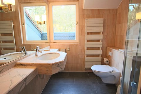 Comfort Double Room | Bathroom sink