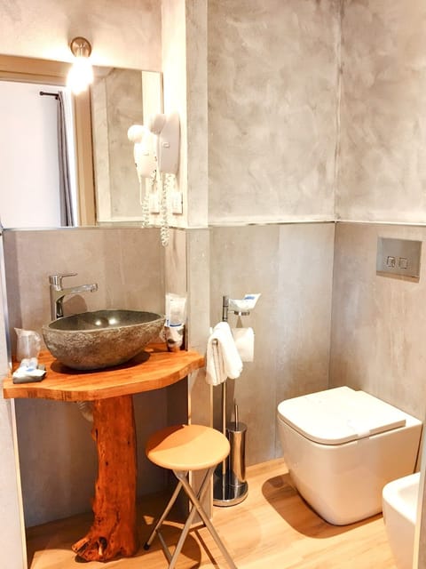Superior Triple Room | Bathroom | Shower, free toiletries, hair dryer, bidet