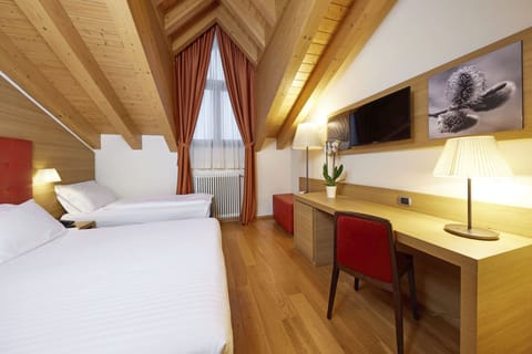 Standard Triple Room | Minibar, in-room safe, desk, free WiFi