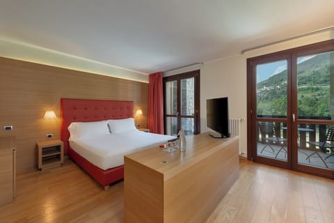 Junior Studio Suite, Balcony | Minibar, in-room safe, desk, free WiFi