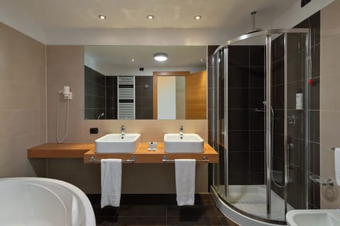 Junior Studio Suite | Bathroom | Free toiletries, hair dryer, bidet, towels