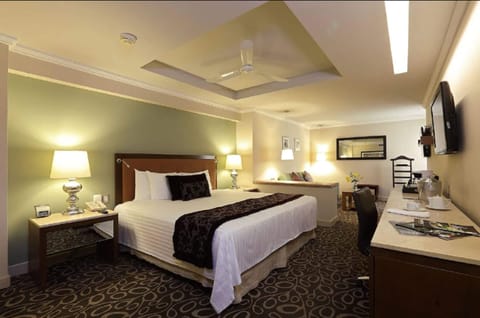 Junior Suite, 1 King Bed (Interior) | Premium bedding, in-room safe, desk, soundproofing