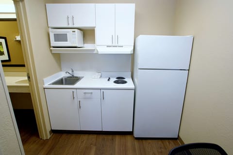 Studio, 2 Double Beds, Non Smoking | Private kitchen | Fridge, microwave, stovetop, cookware/dishes/utensils