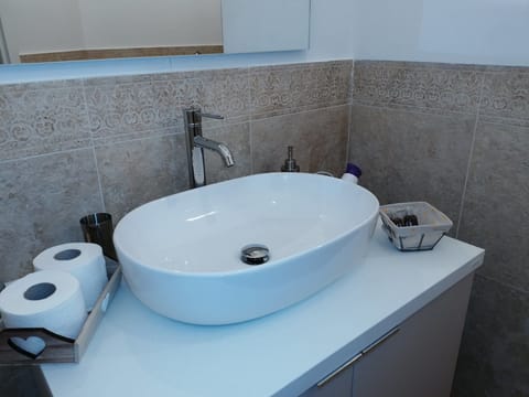 Deluxe Room | Bathroom sink