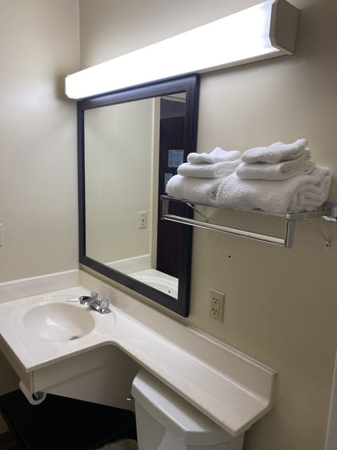 Combined shower/tub, free toiletries, hair dryer, towels