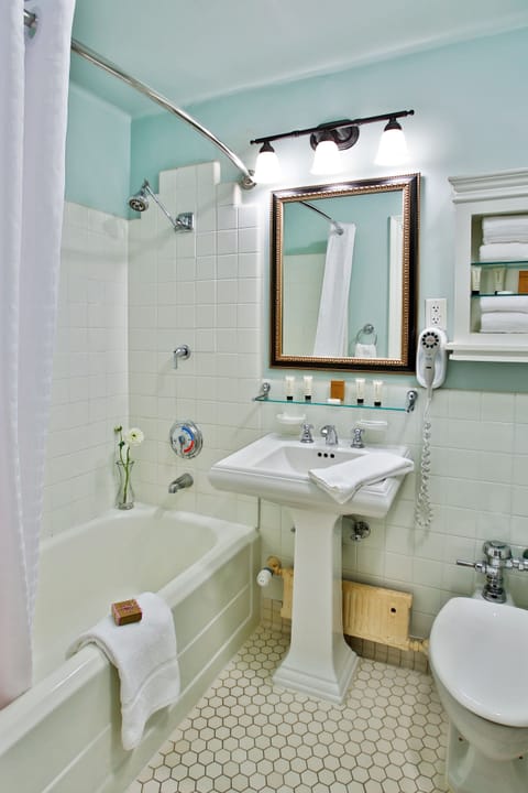 Combined shower/tub, free toiletries, hair dryer, towels