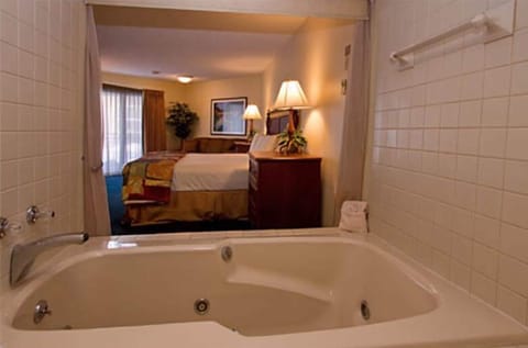 Suite, Hot Tub | Jetted tub